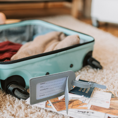 Etiquette valise Personnalisée Grise gravée dans notre atelier
