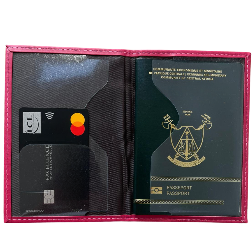 Funda para Pasaporte Fucsia personalizada grabada en nuestro taller parisino 