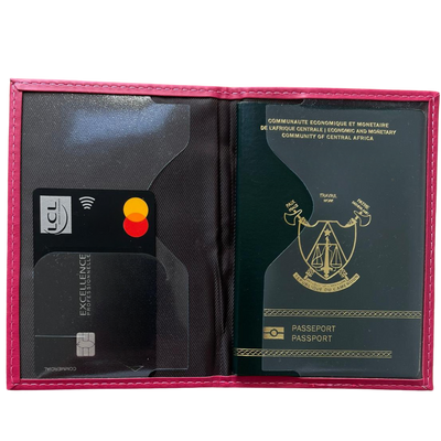 Funda para Pasaporte Fucsia personalizada grabada en nuestro taller parisino 