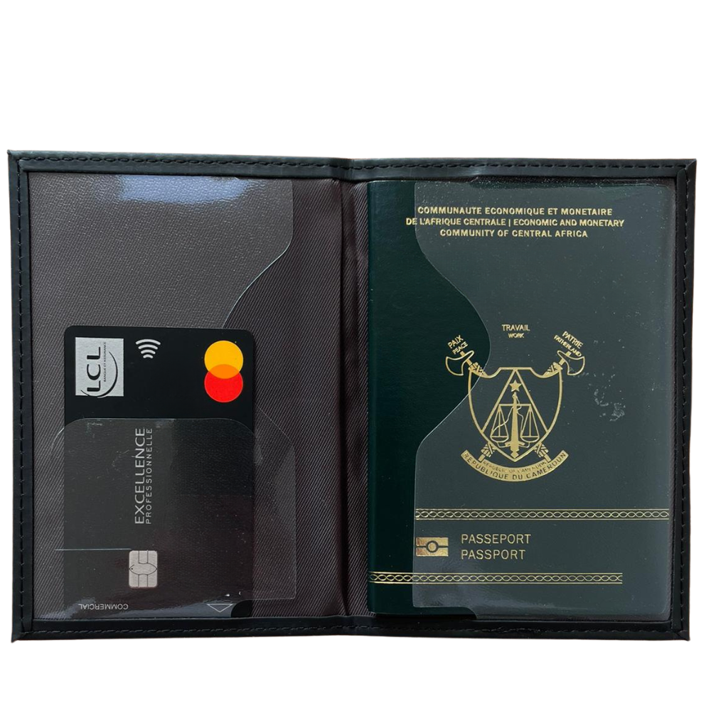 Funda para Pasaporte Personalizada Negra grabada en nuestro taller 