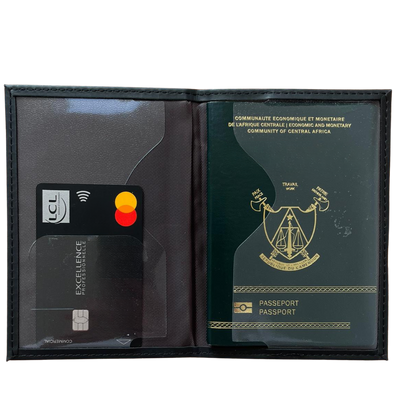Funda para Pasaporte Personalizada Negra grabada en nuestro taller 