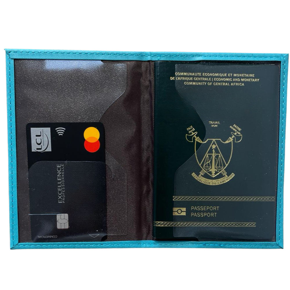 Funda para Pasaporte Turquesa personalizada grabada en nuestro taller parisino 