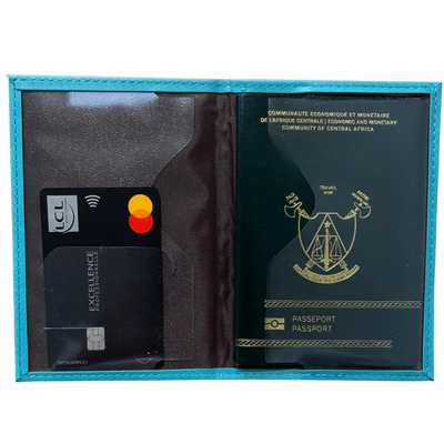 Funda para Pasaporte Turquesa personalizada grabada en nuestro taller parisino 